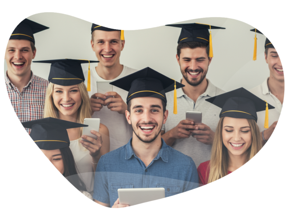 Mitarbeiter mit Studentenhut und Smartphone